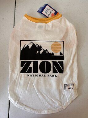 Top Paw Dog Tee Zion Park Size M – Trendy & Comfortable Pet Apparel